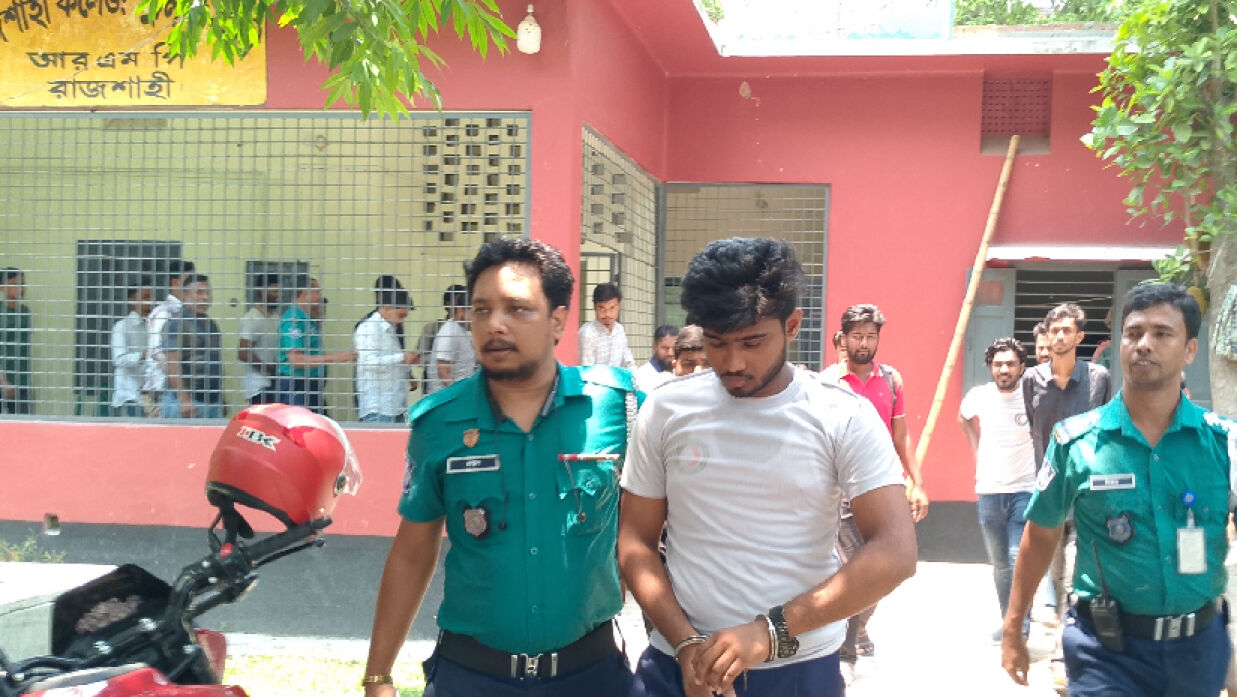 আটক ছাত্রলীগ কর্মী মো. সাগর রেজা।