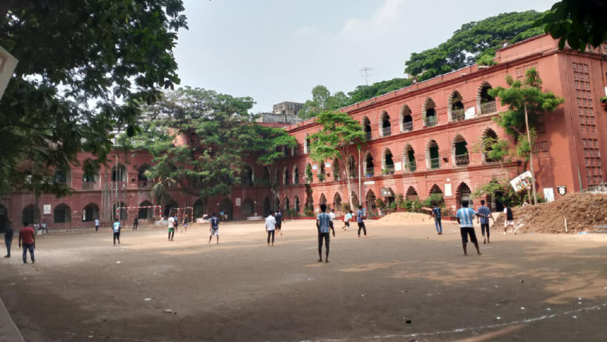 ইসলামিয়া সরকারি উচ্চ বিদ্যালয় ও কবি নজরুল সরকারি কলেজের মাঝে অবস্থিত খেলার মাঠ