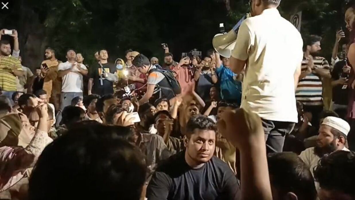 প্রধান উপদেষ্টা ড. মুহাম্মদ ইউনূসের সরকারি বাসভবন যমুনার সামনে অবস্থান কর্মসূচি