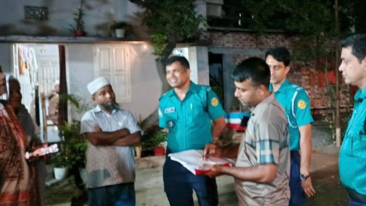 সাজেদুল ইসলাম সুমনের বাাড়িতে পুলিশ