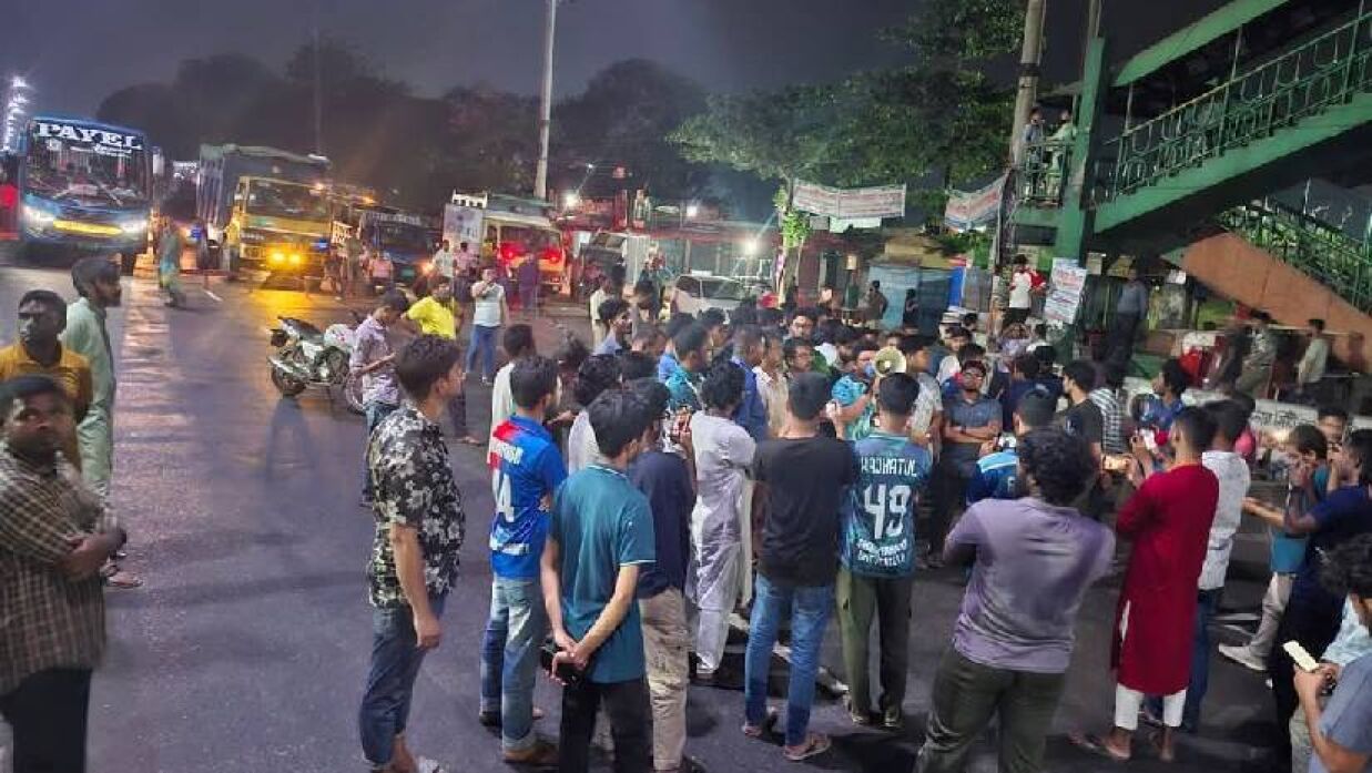 জাবি শিক্ষার্থীদের সড়ক অবরোধ