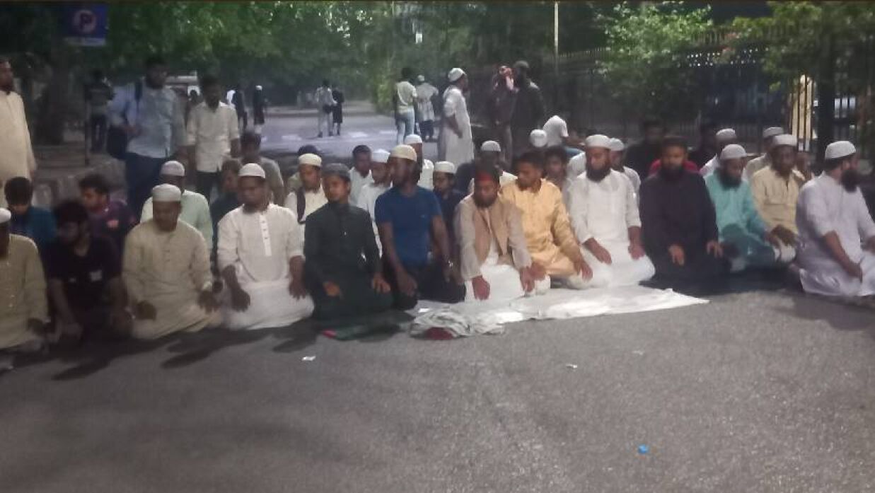 নামাজ আদায় করছেন আন্দোলনকারীরা