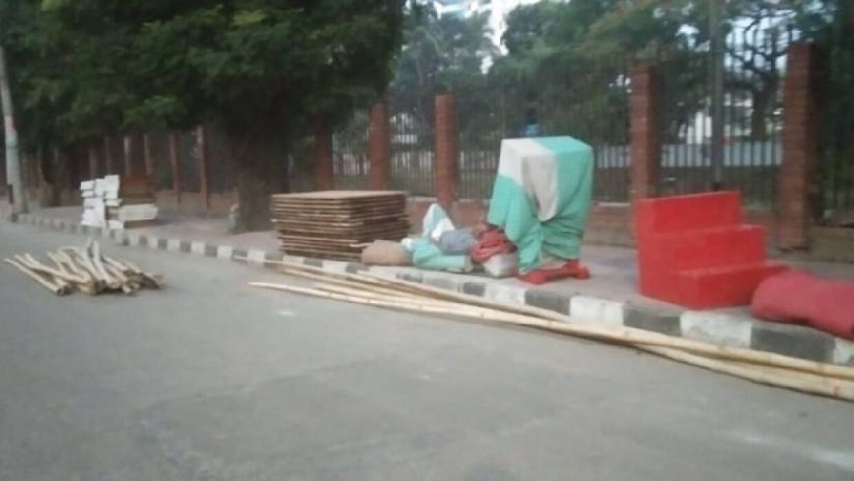 মঞ্চ তৈরির কাজ চলছে