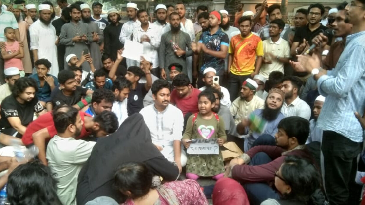 সকালেও চলছে অবস্থান কর্মসূচি