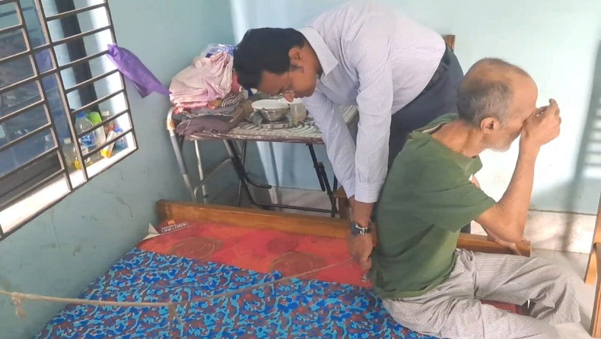 মুক্তিযোদ্ধা সুজন তালুকদারের বাঁধন খুলে দিচ্ছেন ইউএনও