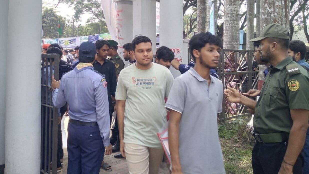 কেন্দ্রে প্রবেশ করছেন ভর্তিচ্ছুরা