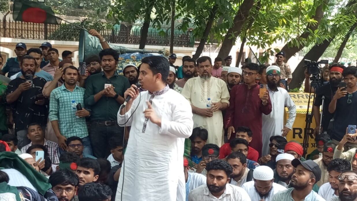 প্রধান উপদেষ্টার বাসভবনের সামনে অবস্থান কর্মসূচিতে বক্তব্য দিচ্ছেন সারজিস আলম