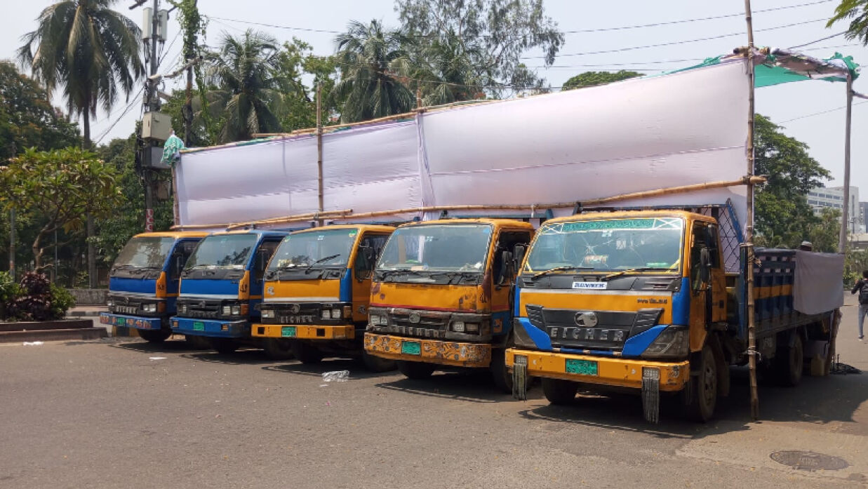 পাঁচটি ট্রাক একসঙ্গে করে চলছে মঞ্চ নির্মাণের কাজ