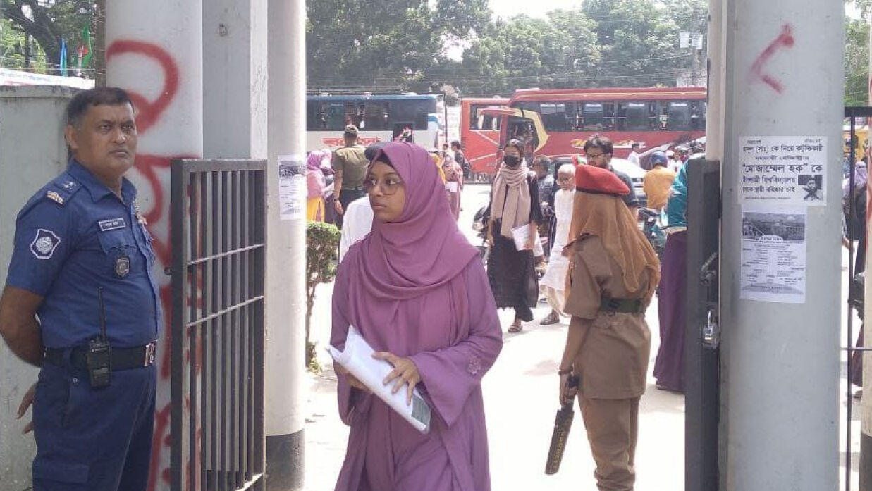 কেন্দ্রে প্রবেশ করছেন ভর্তিচ্ছুরা