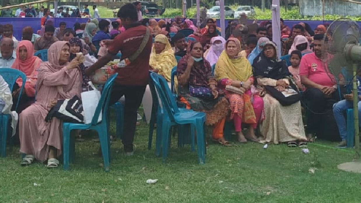 বাইরে উৎকণ্ঠিত অপেক্ষা অভিভাবকদের 