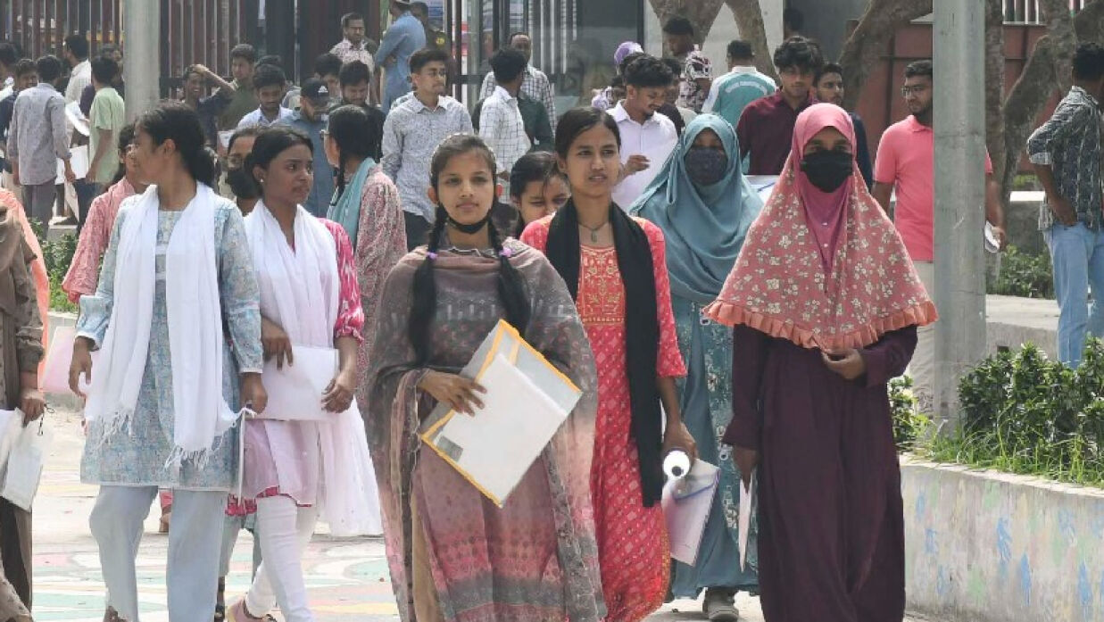 পরীক্ষা দিয়ে বের হচ্ছেন ভর্তিচ্ছুরা