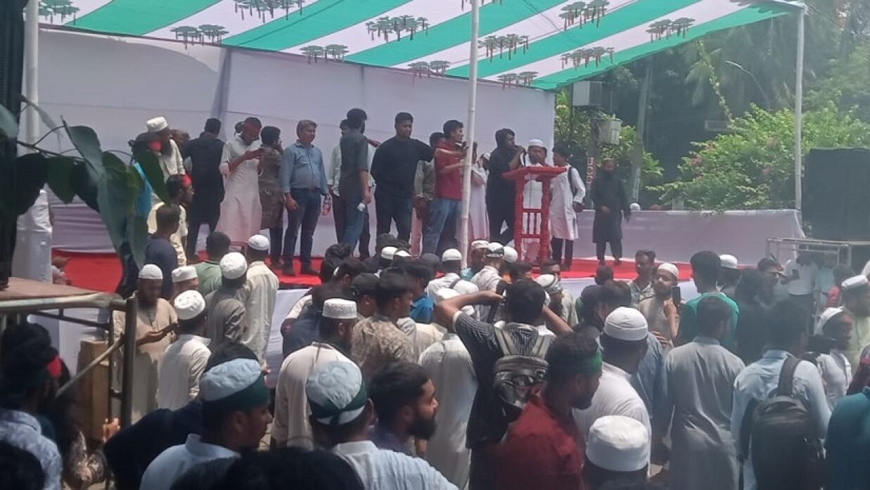 জনসভামঞ্চের সামনে জড়ো হয়েছেন আন্দোলনকারীরা