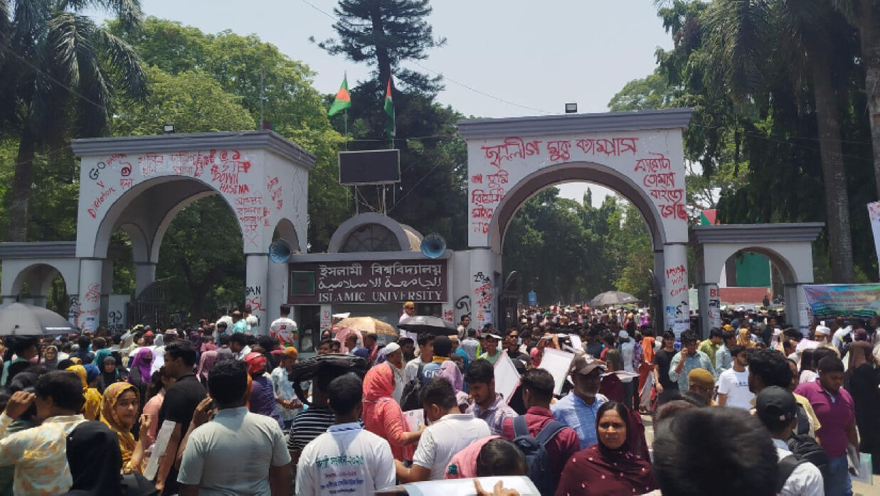 ইবি ক্যাম্পাসে পরীক্ষার্থীরা