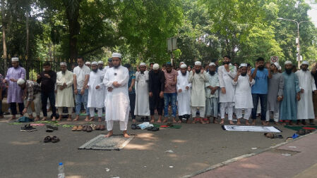 যমুনার সামনে জুমার নামাজ আদায় ছাত্র-জনতার