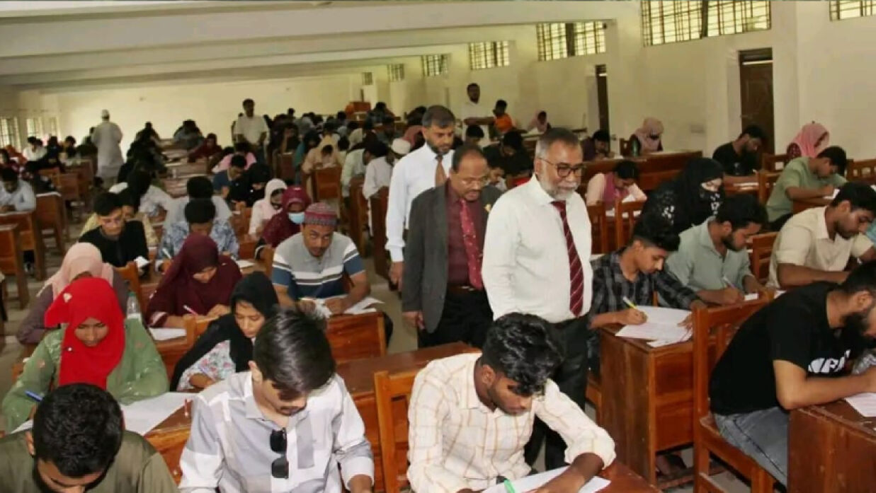 পরীক্ষা দিচ্ছেন ভর্তিচ্ছুরা