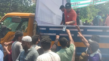 যমুনার সামনে হেফাজতের বিনামূল্যে পানি-স্যালাইন বিতরণ