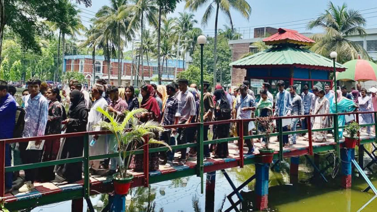 পরীক্ষা দিয়ে বের হচ্ছেন ভর্তিচ্ছুরা