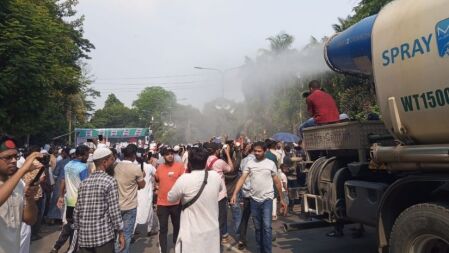 তীব্র গরমে রাজপথে হাজারো জনতা, ঠান্ডা পানি স্প্রে করছে সিটি করপোরেশন